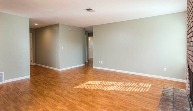 Foto del edificio - Beautiful 3 Bedroom Home Located in the City of Pittsburg.