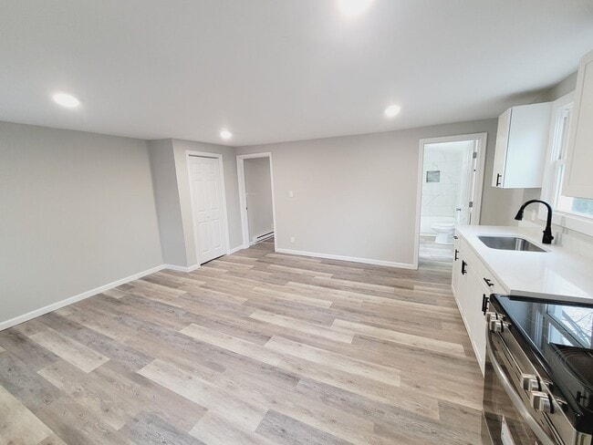 Building Photo - One-Bedroom Apartment for Rent Close to Downtown!