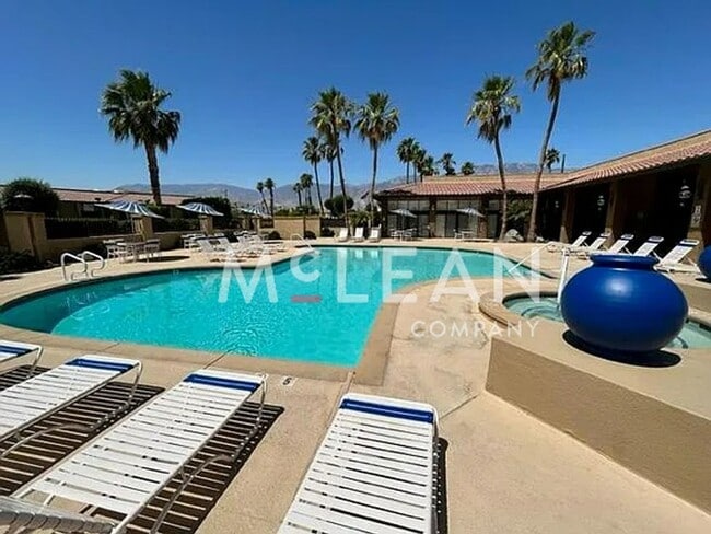 Foto del edificio - Stylish 2-Bedroom Condo with Stunning View...