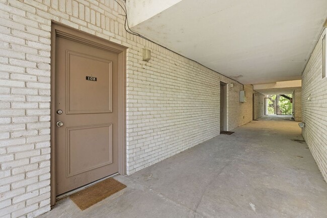 Building Photo - 710 E Dean Keeton St
