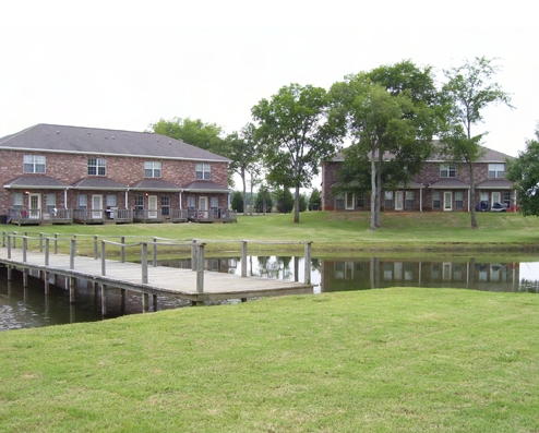 Rear de Lake - Lake Pointe Apartments