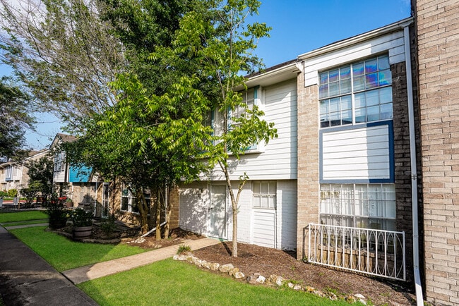 Building Photo - 11889 Algonquin Dr