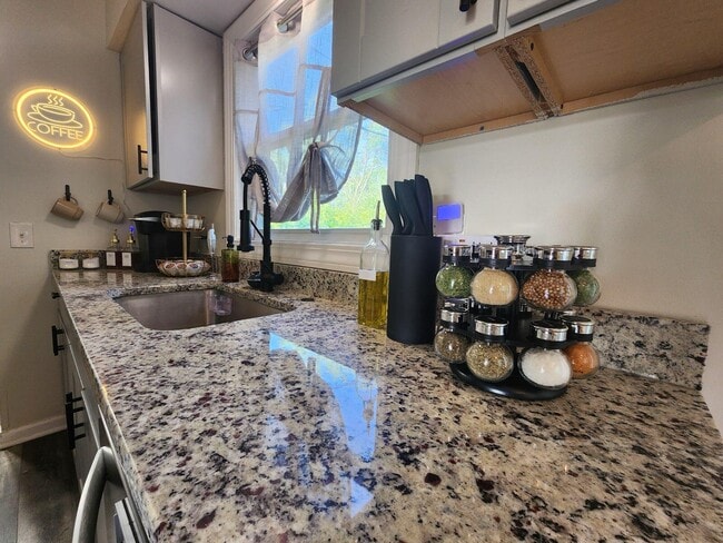 Foto del edificio - 2464 Greenfield Rd