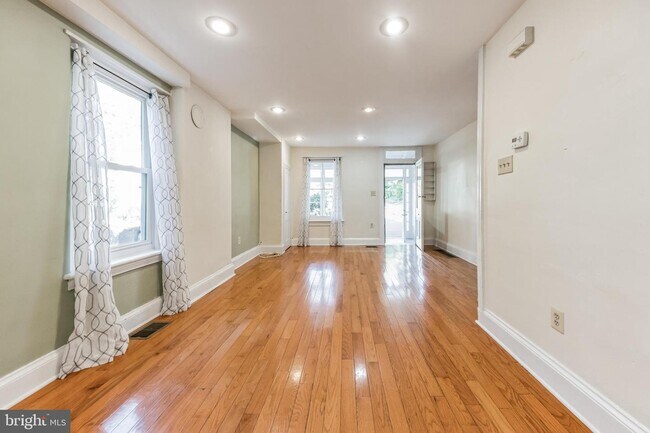 Foto del edificio - 230 W Ashland St