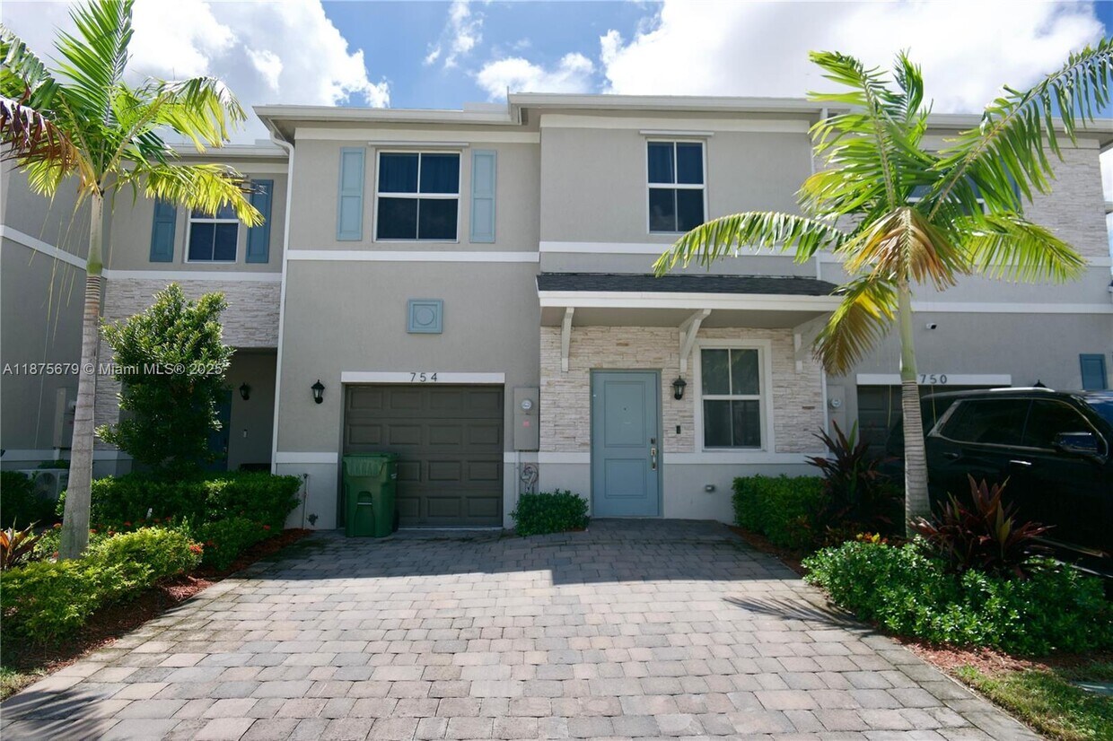 Foto principal - 754 SE 16th Ct