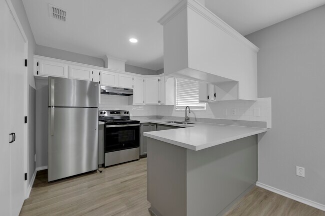 Building Photo - 2020 Villa Linda Ave