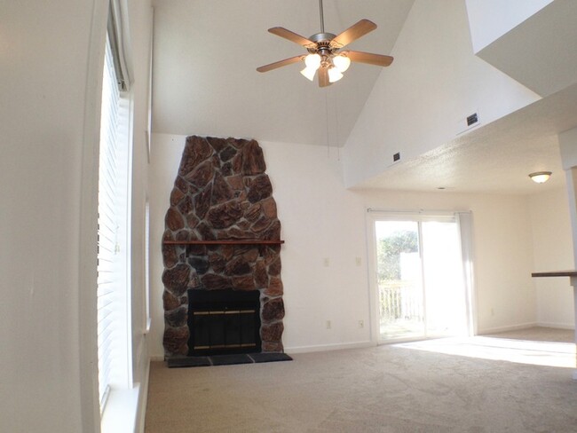 Building Photo - GORGEOUS 3 BEDROOM 2.5 BATH OVER LOOKING W...