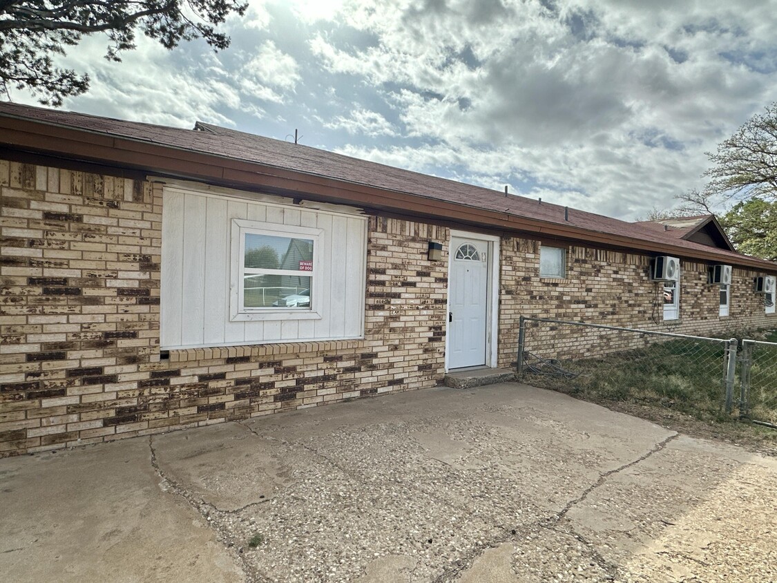 Primary Photo - 650 S 22nd St