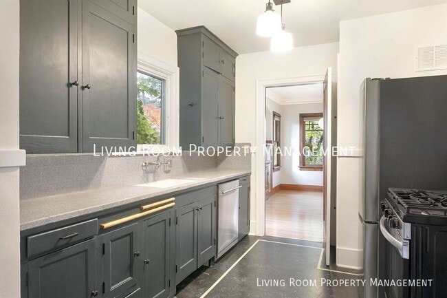 Building Photo - 4542 SE 60th Ave