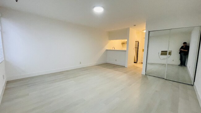 Foto del edificio - 7044 Hawthorn Ave