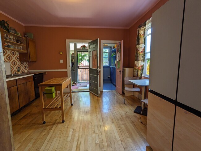 Kitchen - 2700 Holmes St
