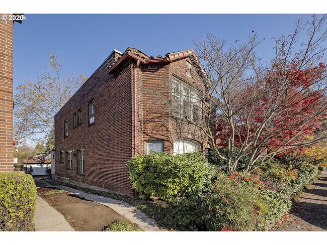 Foto del edificio - 2 Bed 1.5 Bath End-unit townhome in the 