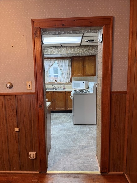 Building Photo - 18 Esther Ave