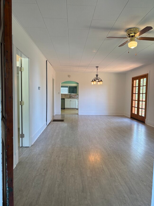 Building Photo - 3320 Lindsay Ave