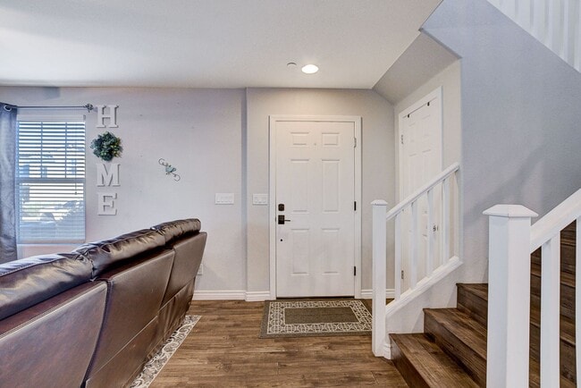 Foto del edificio - Stunning 3 Bed Home with Loft, Den & Upgraded Kitchen