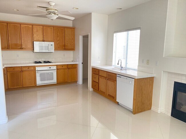 Building Photo - 3 bed, 2 1/2 bath home in desirable west Simi Valley gated community