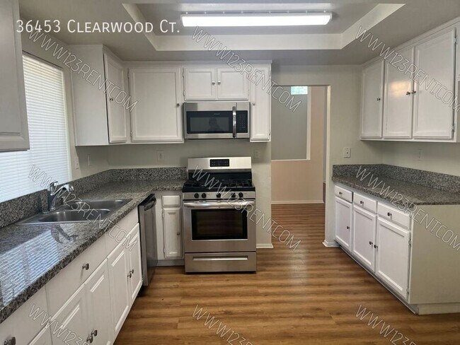 Foto del edificio - 36453 Clearwood Ct