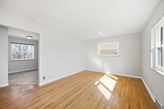 Foto del edificio - DELHI - Charming Brick Cape Cod 3-4 bed 1.5 bath.