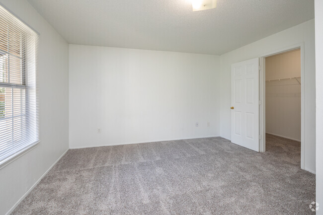 2BR, 2BA - 921SF - Bedroom - Trails of Dickson