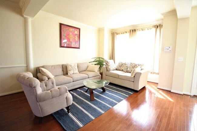 Foto del edificio - Spectacular Deal! Gorgeous Townhouse in So...