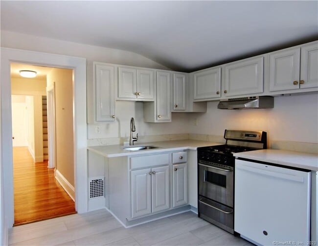 Building Photo - 11 Dolsen Pl