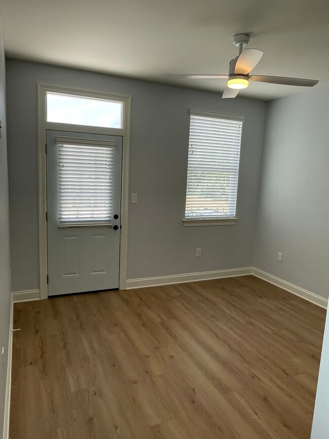 Building Photo - New 3BD/3.5BA w/ Gated Parking, great location Close to Downtown.