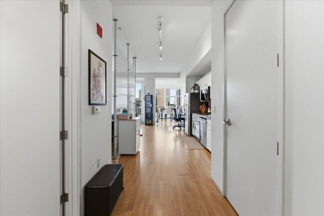 Building Photo - 350 W Ash St