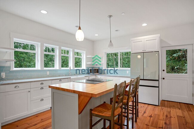 Foto del edificio - 3 Bed 2.5 Bath for Rent in Lake Forest Park!