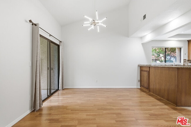 Foto del edificio - 18136 Oxnard St