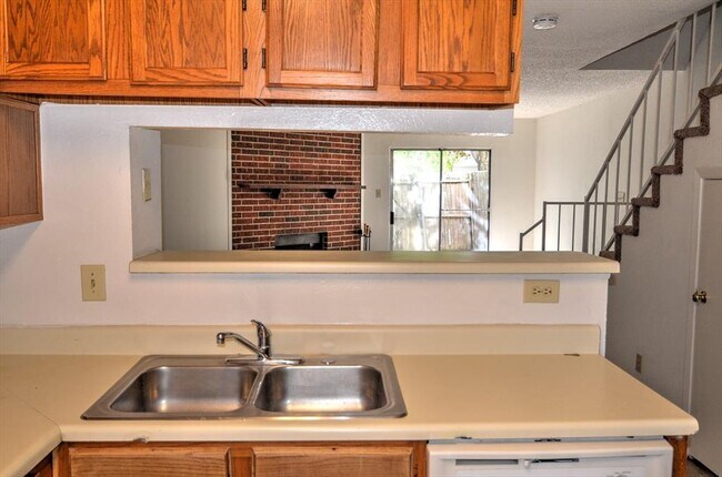Foto del edificio - 10500 Lake June Rd