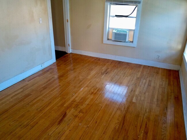 Building Photo - 3203 1/2 Darien St