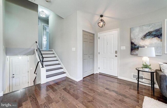 Building Photo - 4207 Woodland Dr