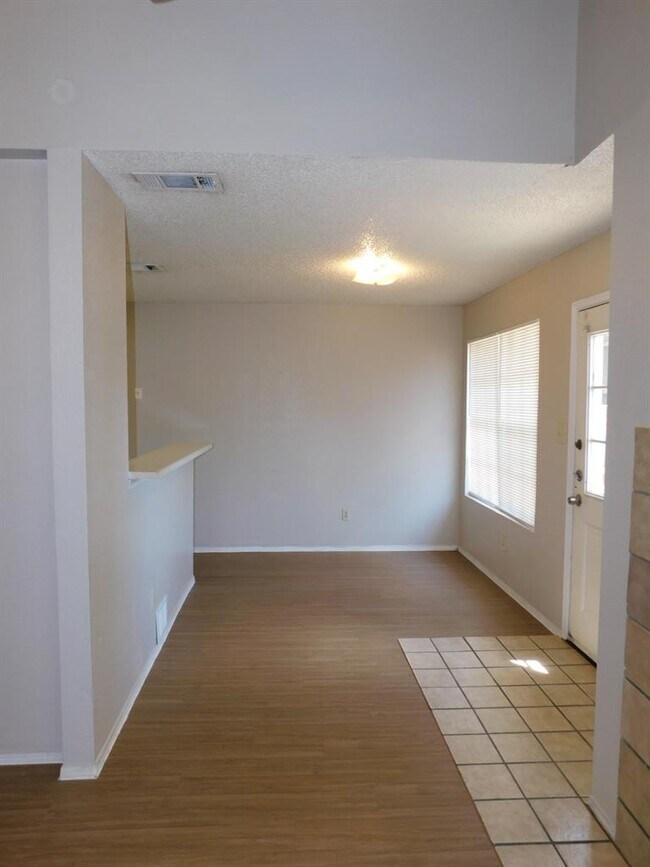 Foto del edificio - 2223 Katy Ln