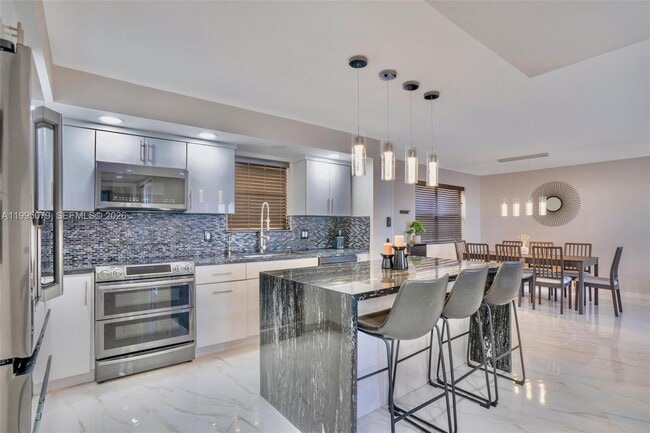 Foto del edificio - 605 Ives Dairy Rd
