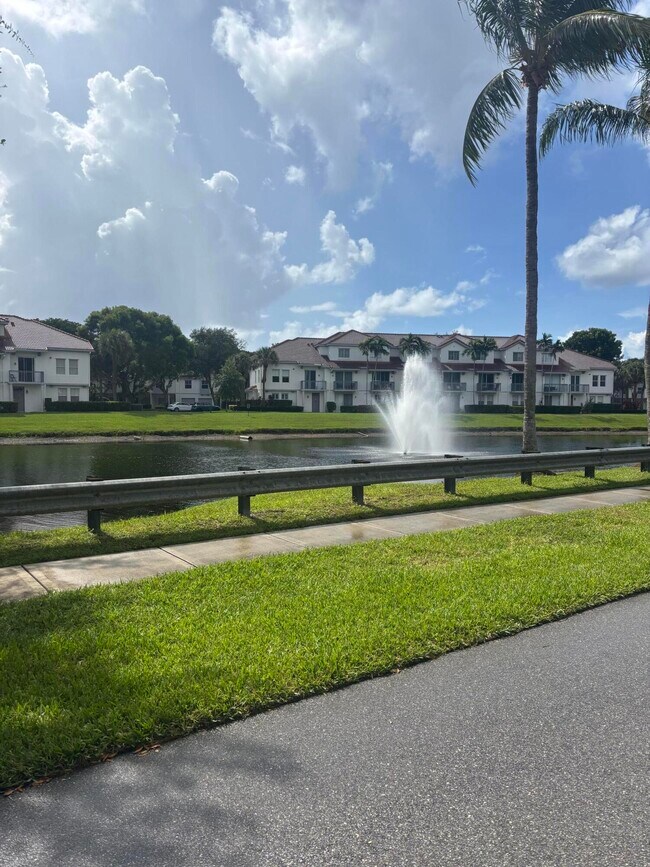 Foto del edificio - 2050 Alta Meadows Ln