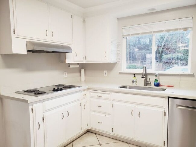 Building Photo - Large split level home in El Sobrante
