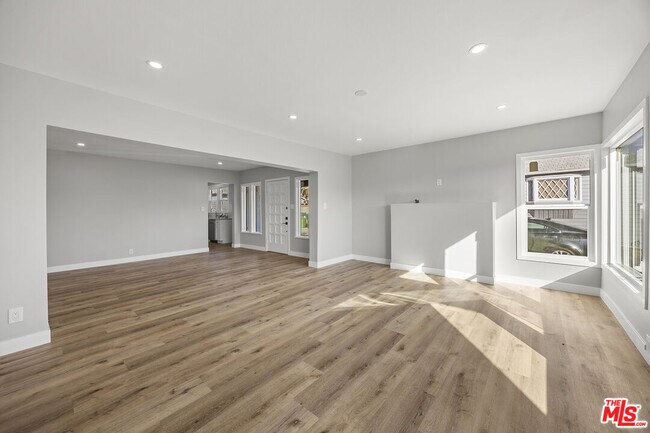 Foto del edificio - 5465 S Victoria Ave