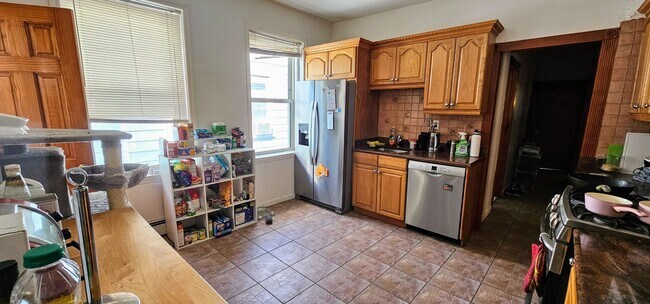 Foto del edificio - Great value - Lower Allston 3 bed Near Boston Landing!