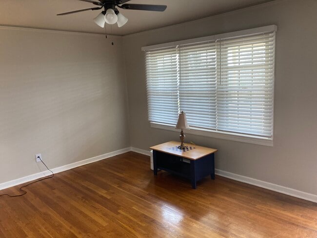 12 ventanas de la sala de estar de Theodore - 12 Theodore Dr