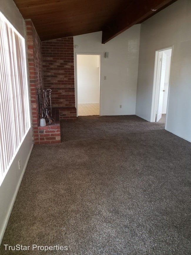 Building Photo - 3 br, 2 bath House - 2625 University Ave