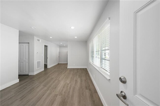 Foto del edificio - 905 Briarcliff Terrace NE