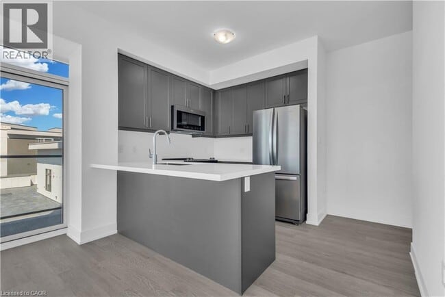 Building Photo - 470 Dundas St E