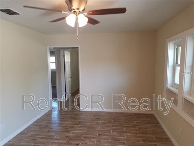 Building Photo - 3072 Meadow View Ave