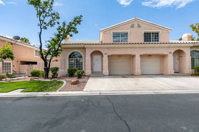 Building Photo - Upgraded and modern townhome with 2 primary suites - Cheyenne and Durango