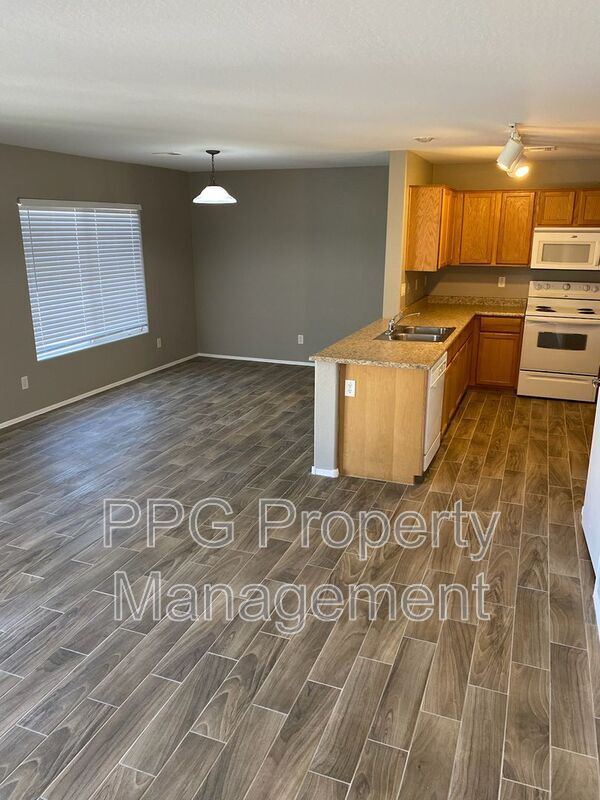 Foto del edificio - 558 S 222nd Ln