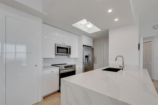 Building Photo - 848 Brickell Key Dr