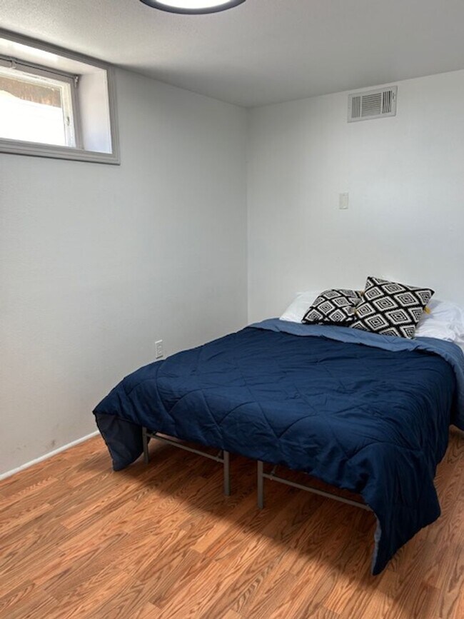 Foto del edificio - Fully Furnished 4 Bed, 2 Bath Home | West ...