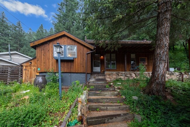 Building Photo - 2 Bedroom 1 Bath Home Next To Boulder Creek!