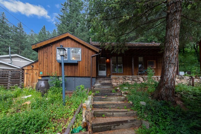 Foto del edificio - 2 Bedroom 1 Bath Home Next To Boulder Creek!