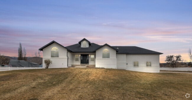 Building Photo - 353 W Redberry Rd